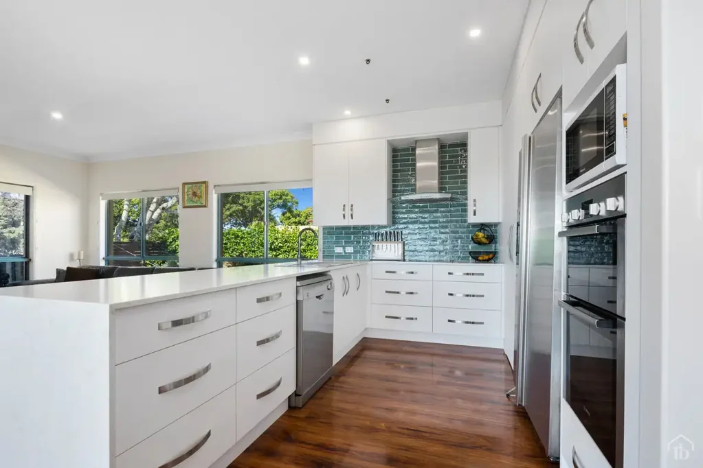 Banora Point 5房  Substantial Family Home With Sprawling Ocean Views