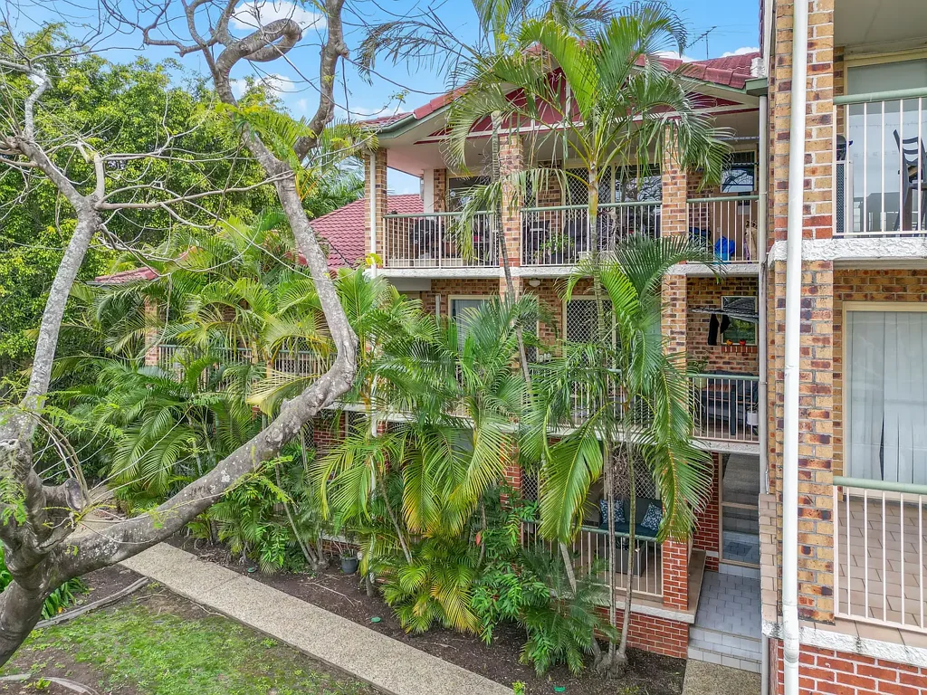 Clayfield 2 Bedroom Updated Ground Floor, Oversized & Secluded!