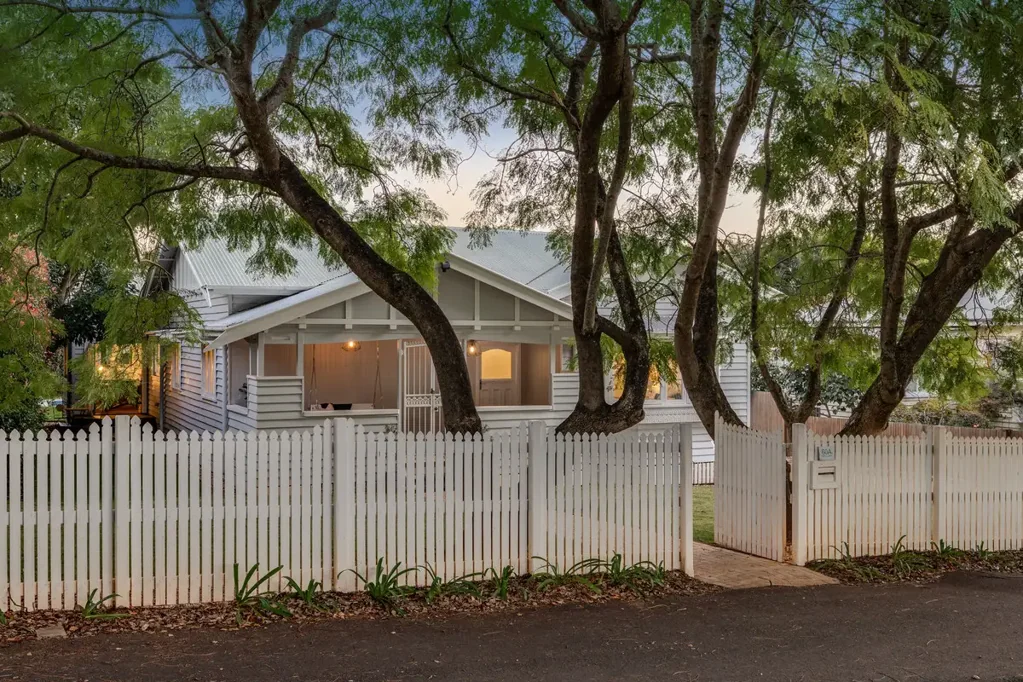 East Toowoomba 5બેડરૂમ Eastside Character on 1012m2 + Studio/Pool House