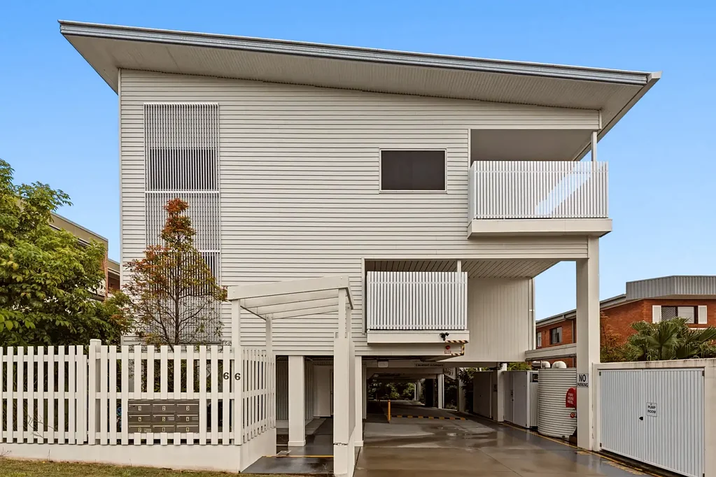 Coorparoo 2Zimmer Stylish Living with City Views in Prime Coorparoo Location