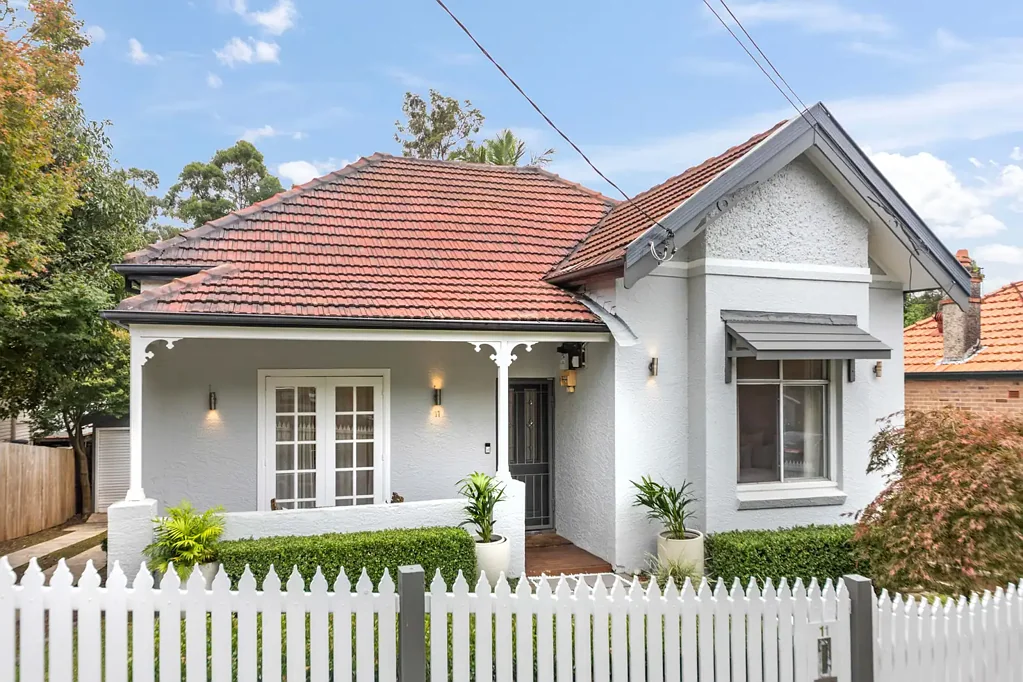 Pennant Hills 3Kwarto Modern cottage charm, deep 910.5sqm block, walk to rail and shops
