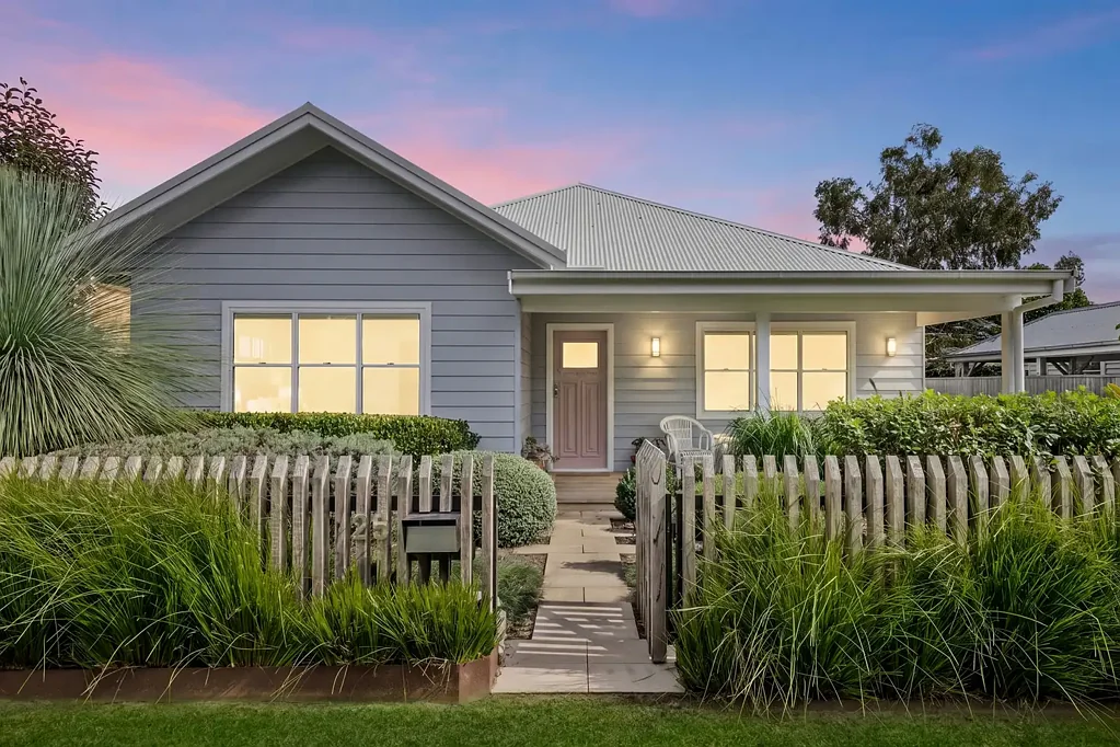 Bundanoon 3 Slaapkamer Timeless Cottage Charm with Designer Flair