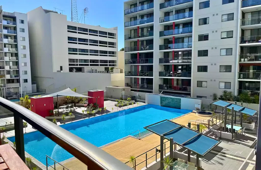 East Perth 1બેડરૂમ Modern 1-Bed Apartment with Pool Views in the Heart of East Perth