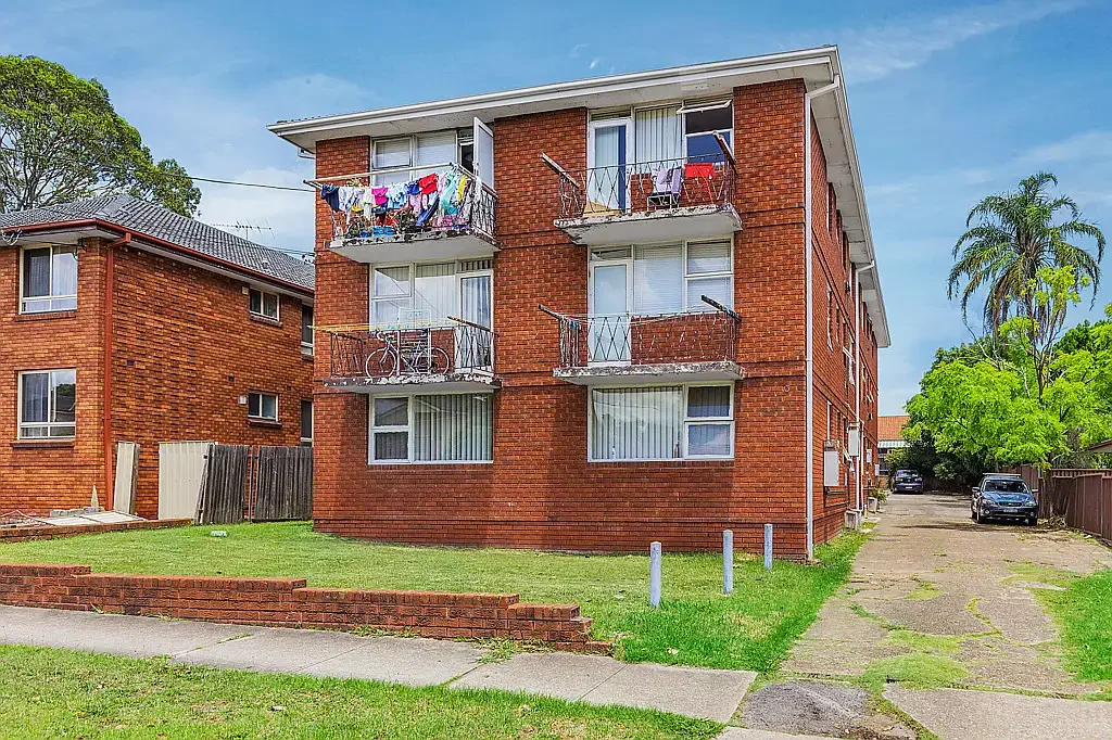 Freshly Painted 2 bedroom unit