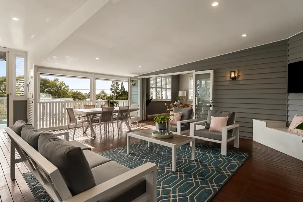 Holland Park 4Moenga Beautifully Updated Family Living in Highly Sought after School Catchments
