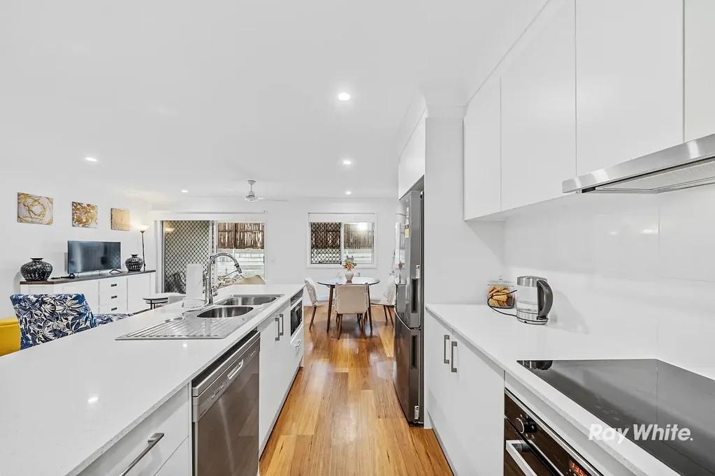 Logan Reserve 4房 开放式厨房餐厅客厅 采光充足 不锈钢电器 步入式储藏室 主卧带套间 独立影音室 遮盖藤架 低维护地块 靠近学校商店 Light-Filled Family Home on Easy-Care Block