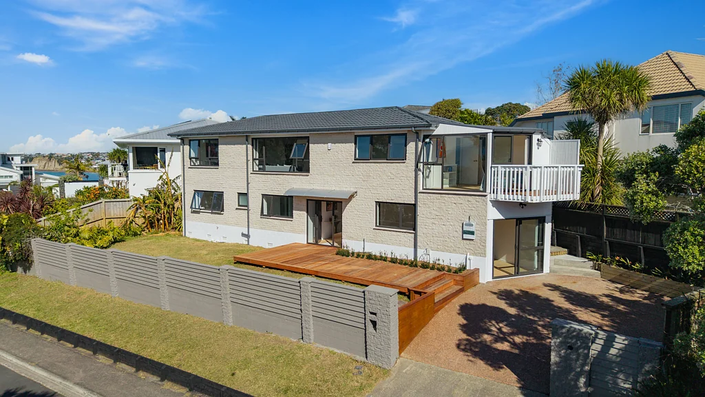 Waiake 4房 全面翻新的双层住宅！饱览迷人海景，舒适宜居，坚固结构与现代时尚兼得！ Transformed for today and beyond