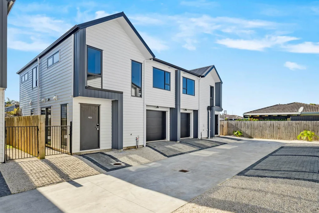 Papatoetoe 4침실 Modern Duplex with Study & Garage!