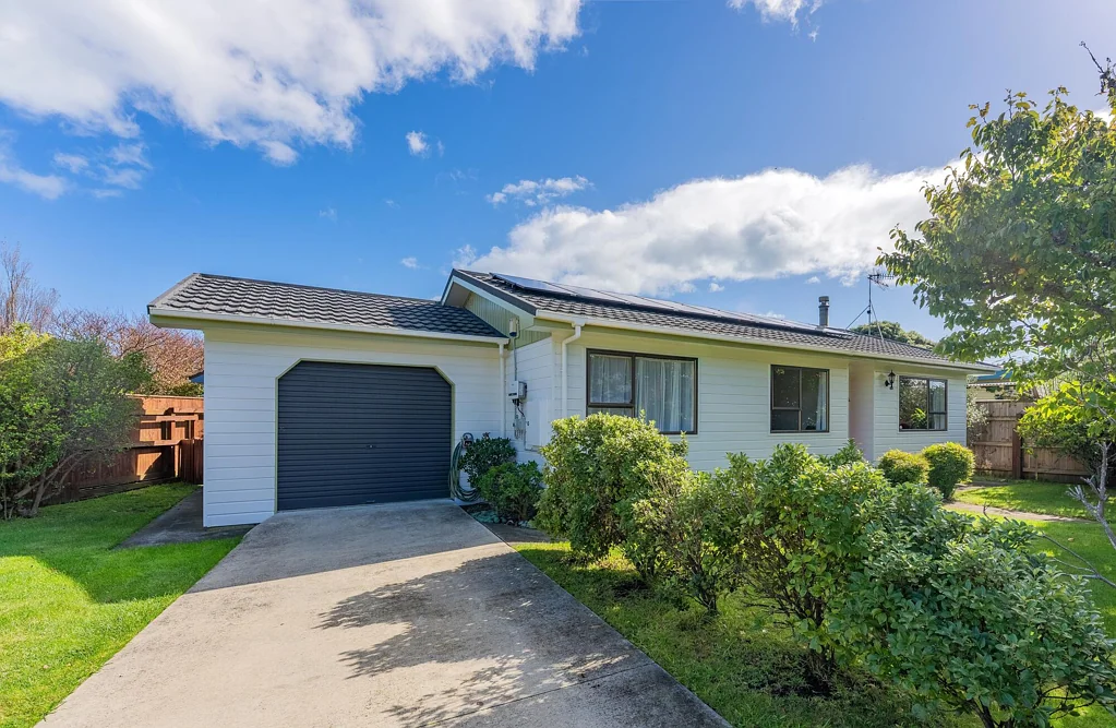 Raumati South 2房  Sunny, Updated, Move-In Ready