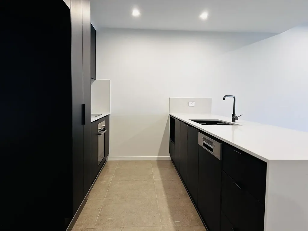 BREAK LEASE DEAL - Stylish Modern Apartment in Prime Mount Gravatt East Location