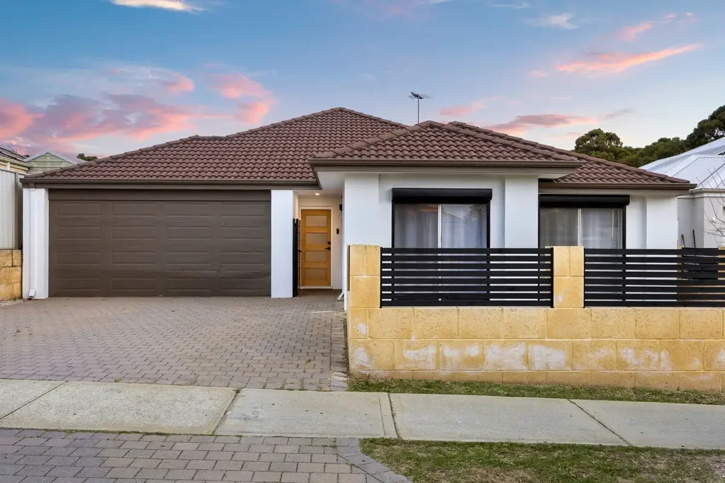 Secret Harbour 4Kwarto Why: Because modern living meets easy care comfort in this centrally placed family home