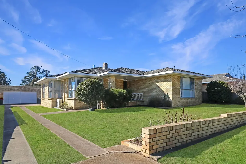 Glen Innes 3ਬੈੱਡਰੂਮ Serene Street Appeal - Brick Family Home