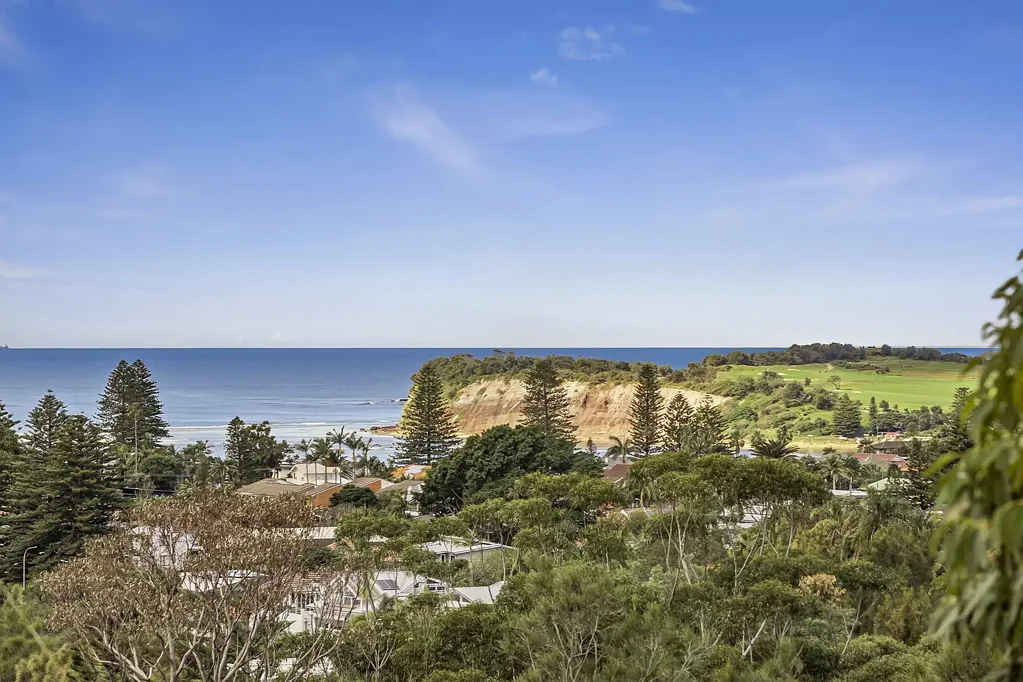 Collaroy 5房 平层入口，精致海滨住宅，坐拥广阔海景 Level access, sophisticated coastal home with sweeping ocean views