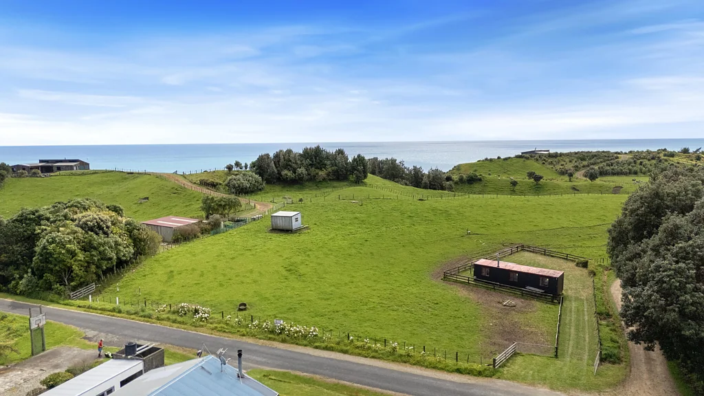 Tongaporutu  Forget the outside world