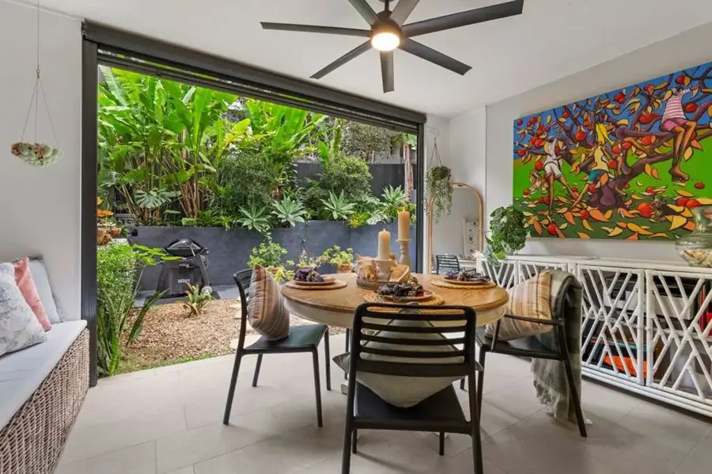 Greenslopes 2غرفة نوم Spacious Ground Floor Apartment with Expansive Private Courtyard