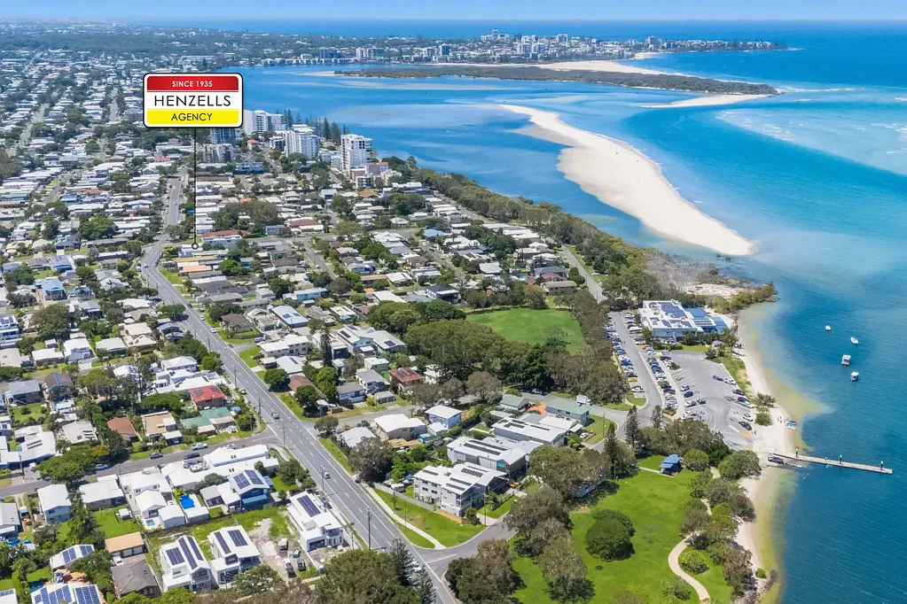 GOLDEN BEACH BUNGALOW - CLOSE TO SHOPS & WATERS EDGE!