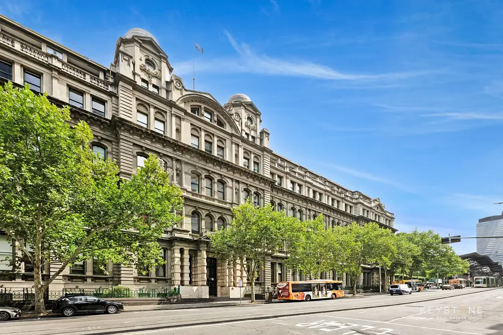Melbourne 2房 地标建筑 19世纪古典风格 六米高天花板 大窗户充足采光 游泳池水疗中心 健身房餐厅 咫尺繁华 100sqm of Heritage Splendor