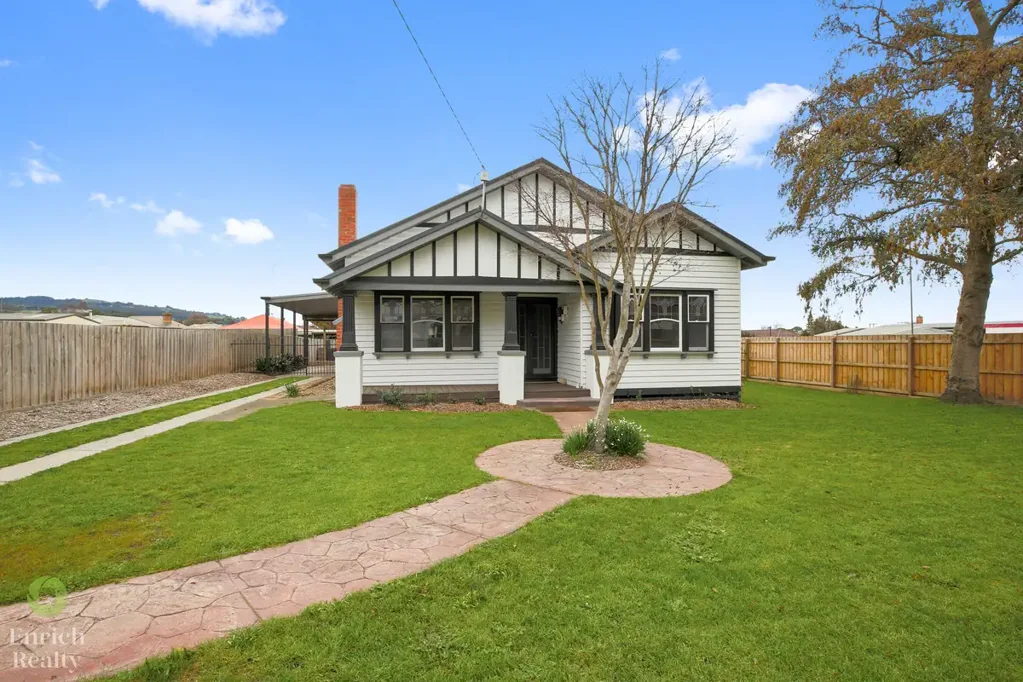 Trafalgar 3 Bedroom Space, Substance & Endless Potential in a Coveted Locale.