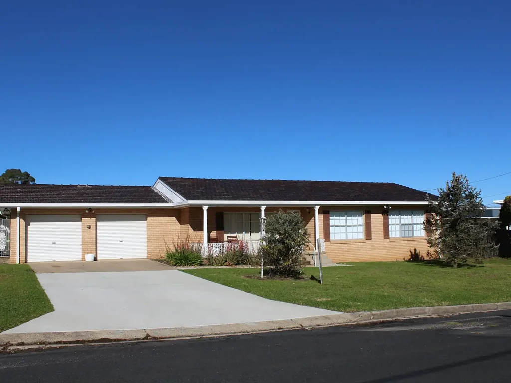 Glen Innes 3ਬੈੱਡਰੂਮ Spacious Brick Family Home in Prime Town Location