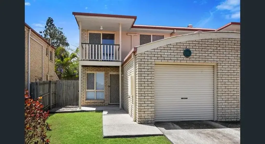 Charming 2-bed Townhouse in Everton Park - Walk to Shops & Transit!