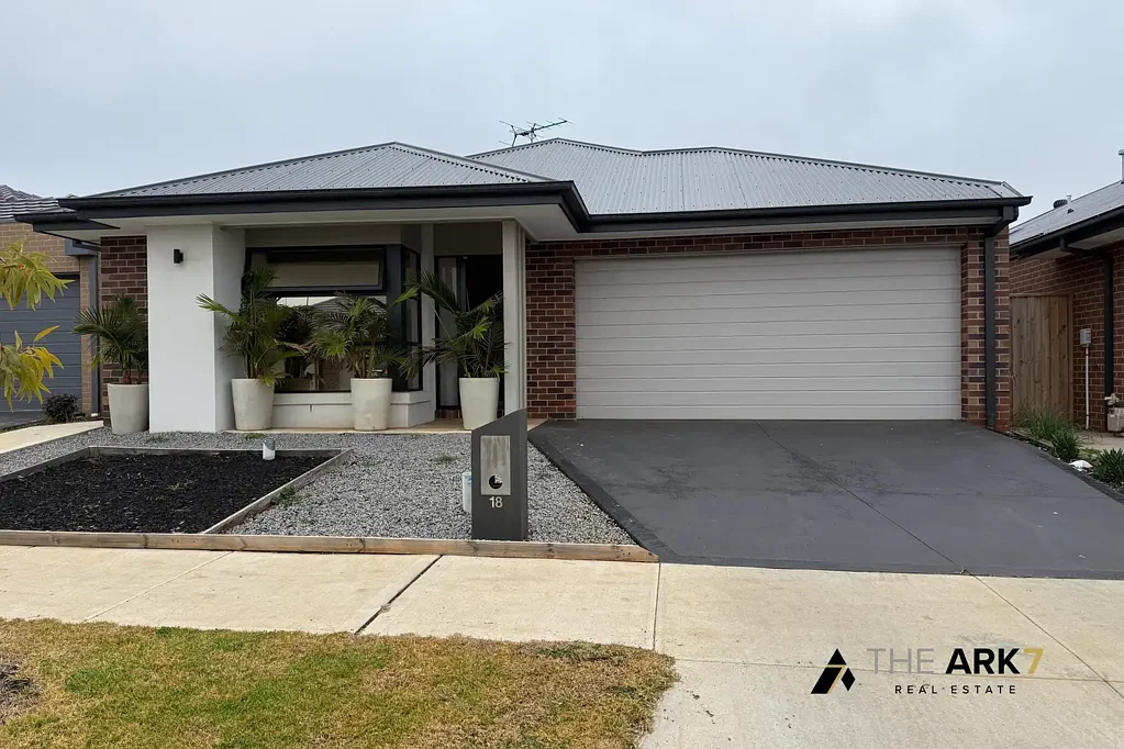 Beautiful 4 bedroom Family Home Near Opalia Plaza!