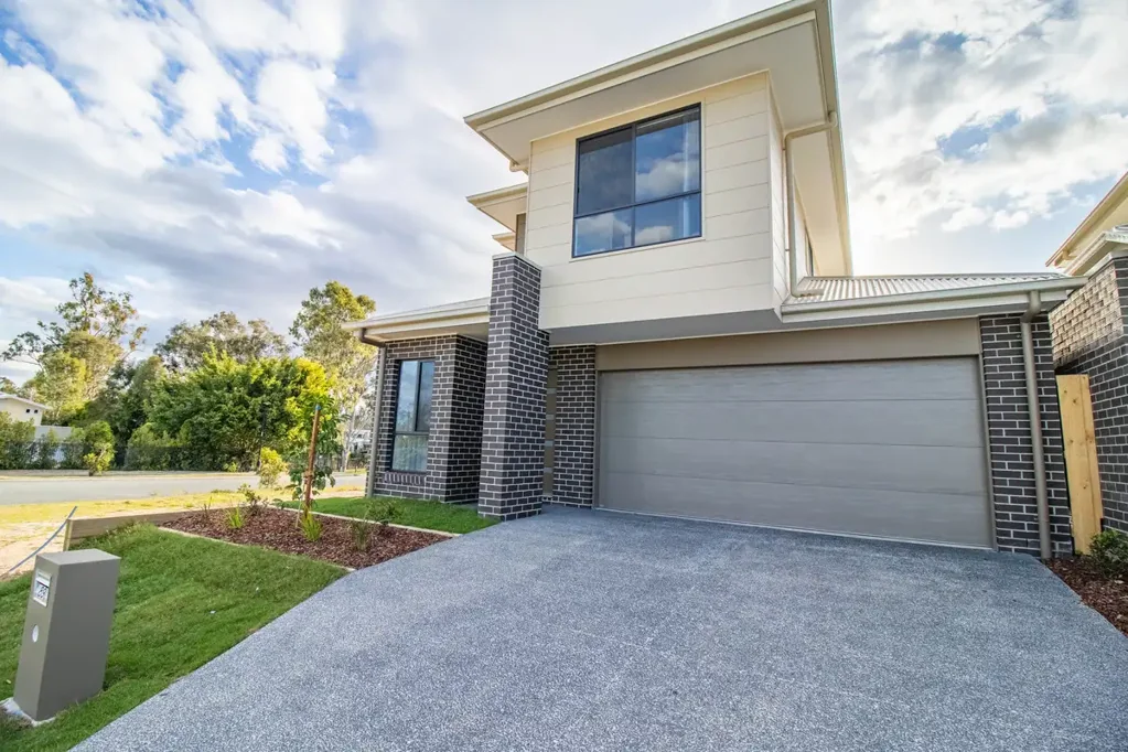 BREAK LEASE:  Four Bedroom Home - Prime Position - Air Conditioned - Coomera River