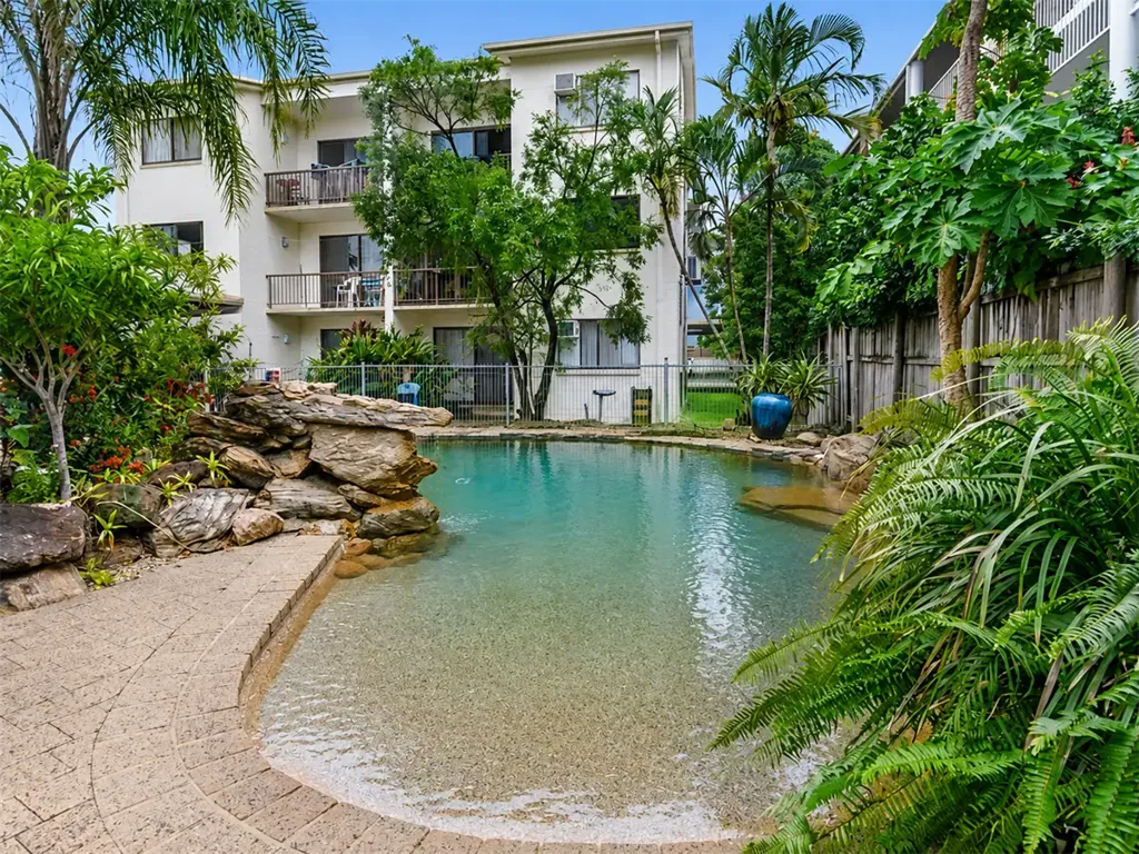 CENTRAL UNIT OVERLOOKING POOL