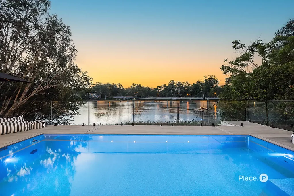 Chelmer 5ห้องนอน Renovated Riverfront Serenity