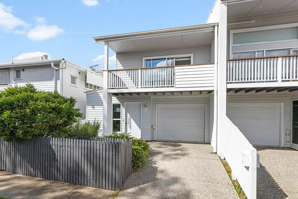 Coorparoo 2房 低维护的 Coorparoo 生活，享有城市景观 Low-Maintenance Coorparoo Living with City Views