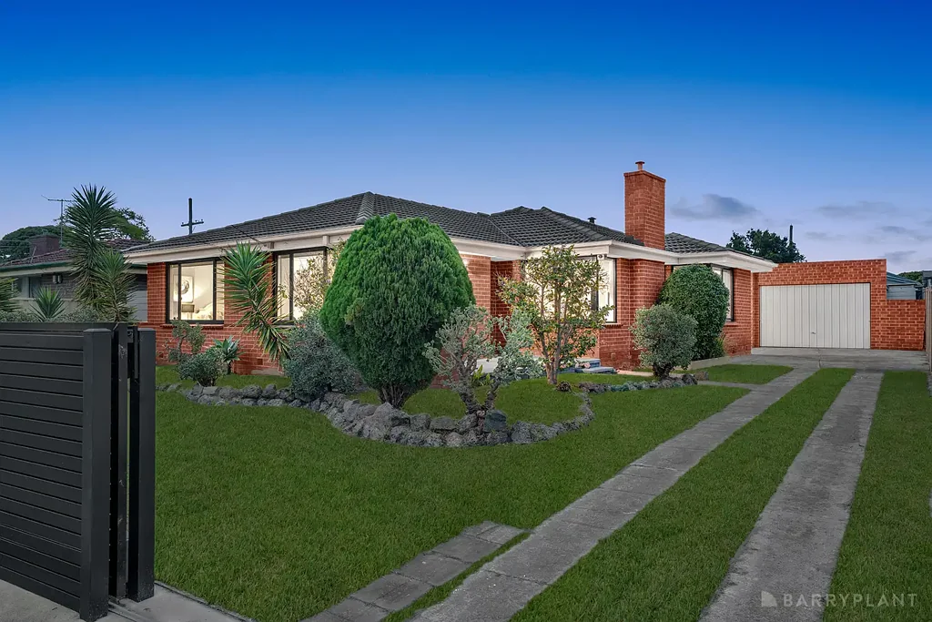 Keysborough 4房 宽敞四卧  主卧带翻新Ensuite  全新厨房带水滴石岛台  超大遮盖户外区  536m2地块  近优质学校  连接便利  家庭娱乐首选 SPACIOUS FAMILY LIVING REDEFINED