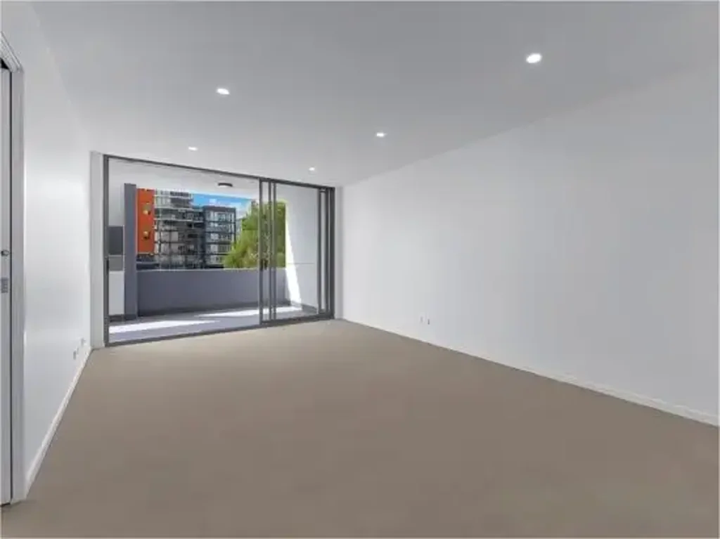 2B2B+2 Parking! Prime Location by ALDI & Bus