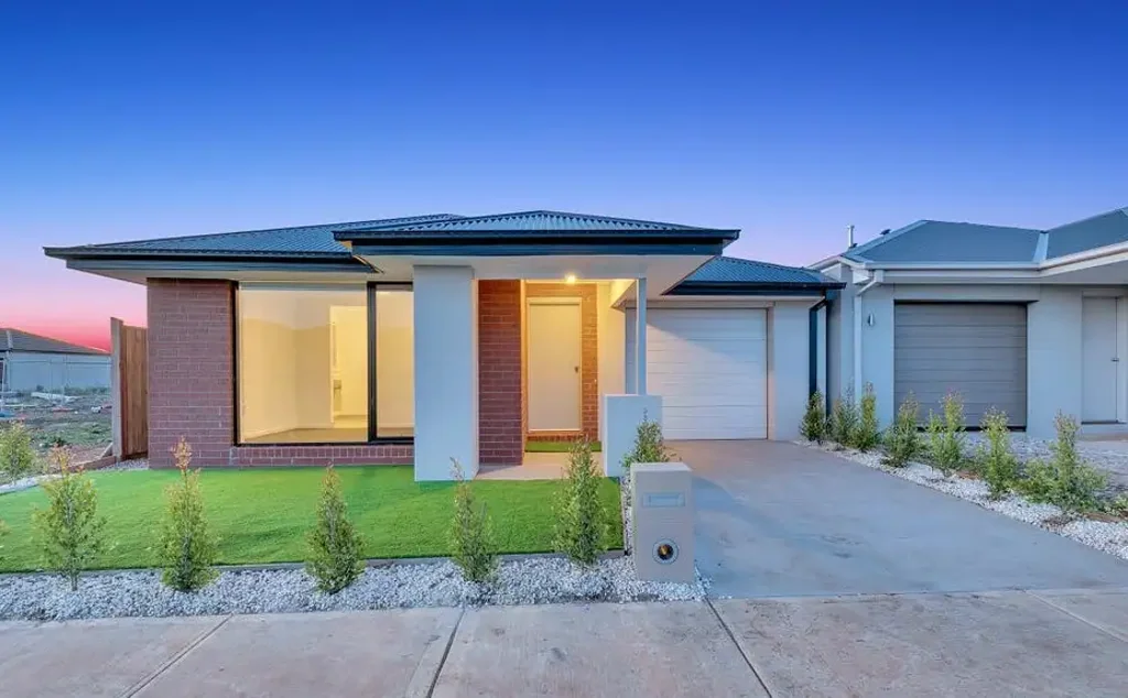 Modern 3-Bedroom Family Home in the Heart of Weir Views!