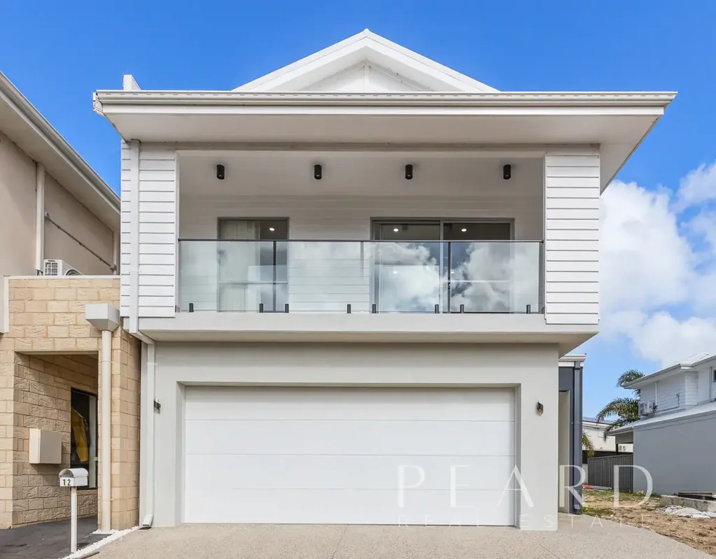 Stylish Living: 2-BR Home w/ Modern Amenities & No Garden Fuss!