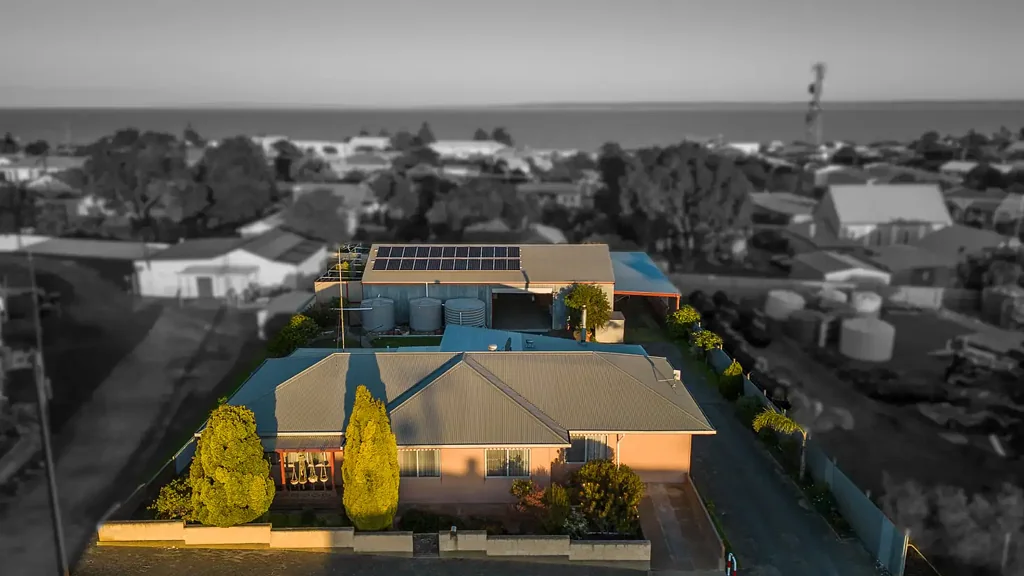 Kingscote 4房  Expansive family home with exceptional shedding. Large block, great position. Perfect Island escape, rental or permanent Island residence.