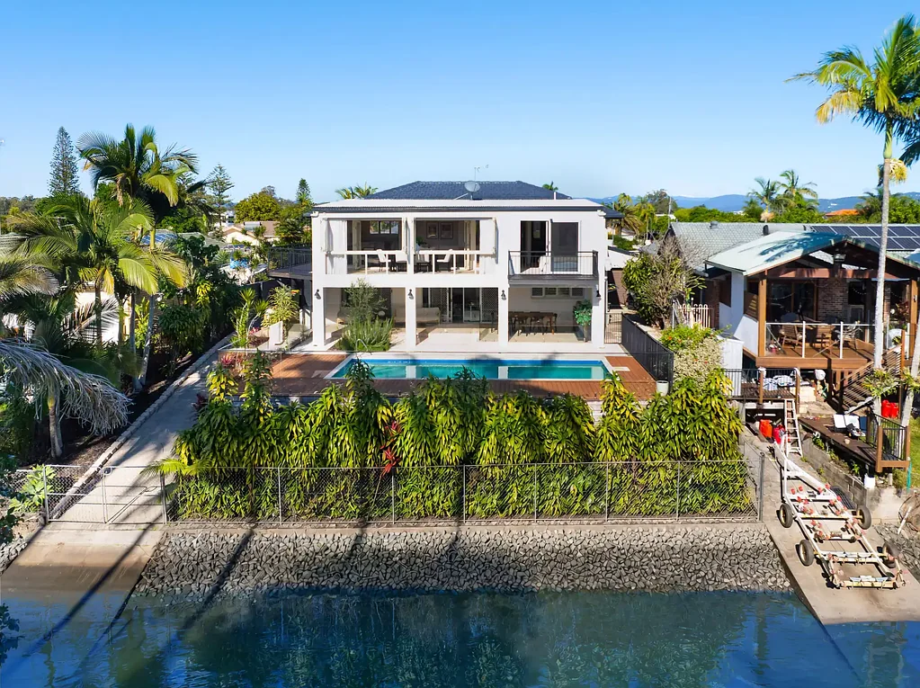 Broadbeach Waters 4房  North Orientated Waterfront Dual Living Sanctuary