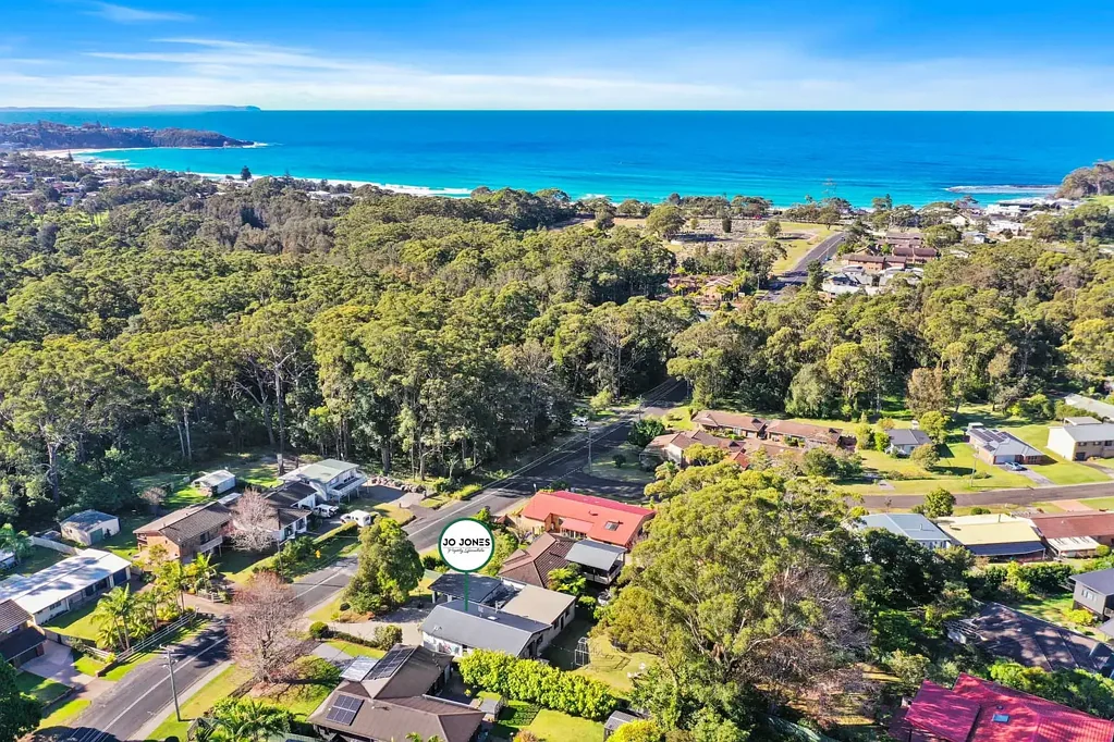 Mollymook 4ห้องนอน Vibrant Coastal Living: A Funky Miami Bungalow with Spanish Soul!