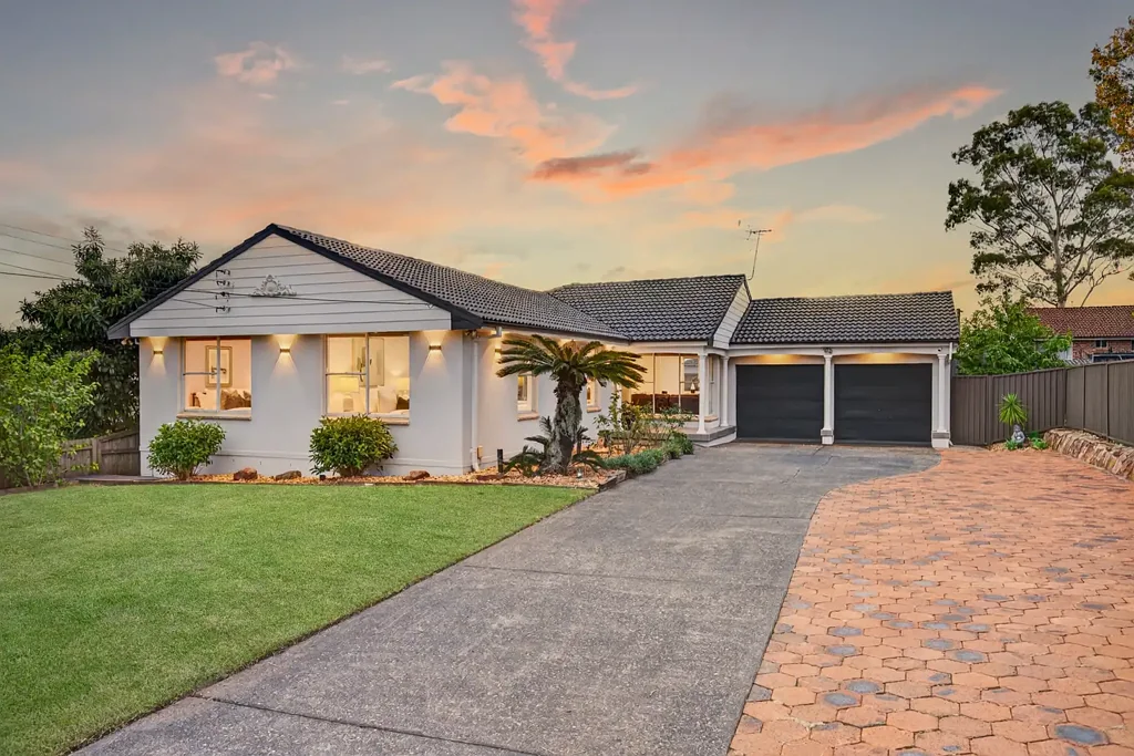 Baulkham Hills 4房 Baulkham Hills便捷家庭区 742sqm宽敞土地 四卧主卧套房 全屋地暖空调 现代燃气厨房 独立影音室 步行至学校与公园 Spacious Updated Family Home in Jasper Road School Catchment