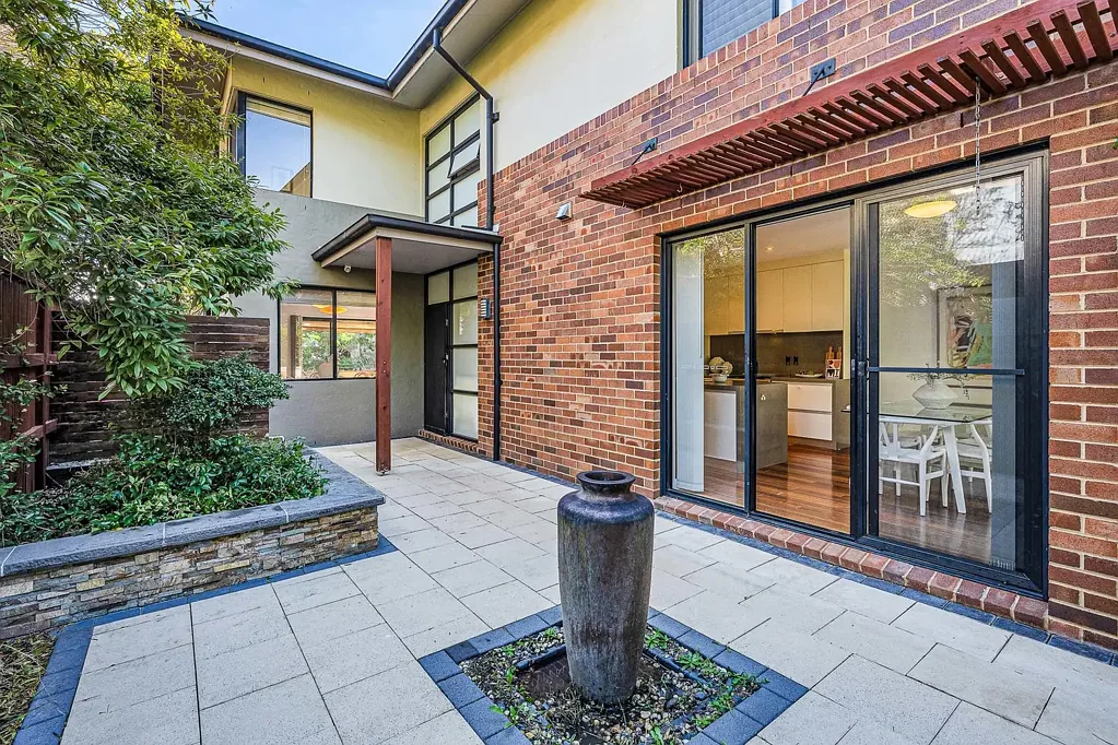 Cabarita 3Kwarto Torrens Title Home with Multiple Living Areas in a Prime Peninsula Setting