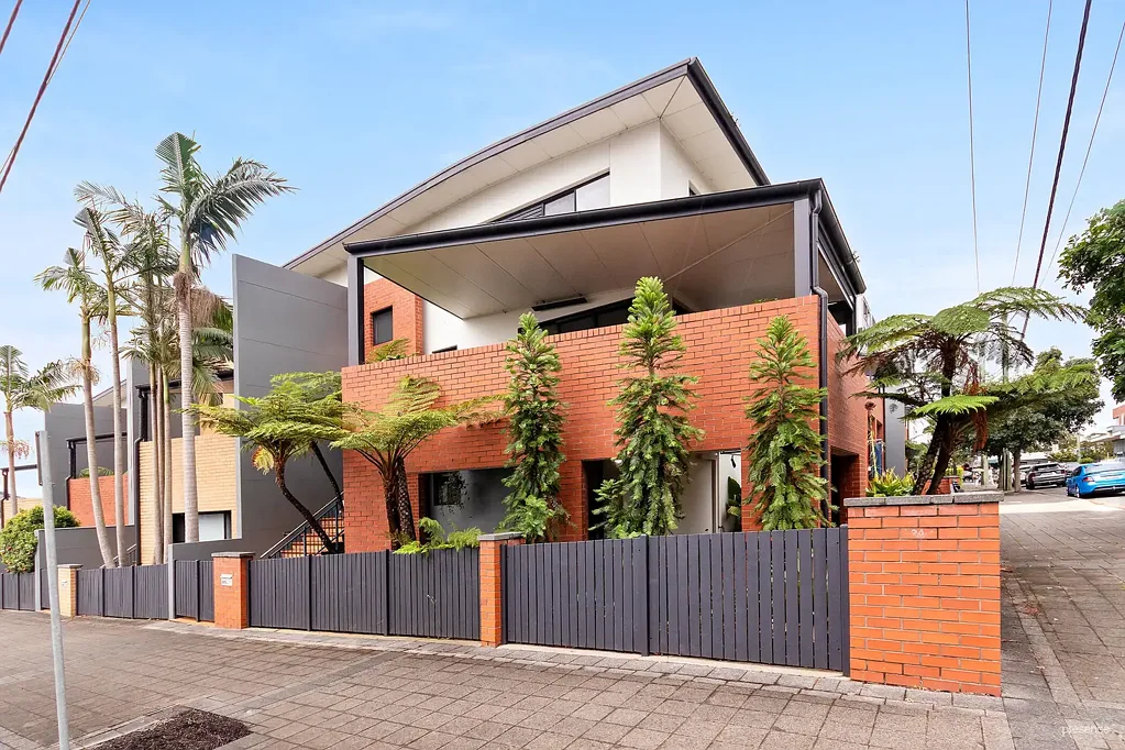 Warners Bay 4બેડરૂમ Luxury Lakeside Entertainer Boasting Picturesque Views & Refined Renovations