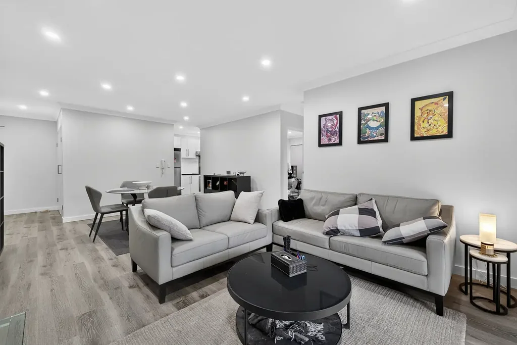 Bankstown 2ਬੈੱਡਰੂਮ Modern Gem with Low Strata and 2 Lock Up Garages!
