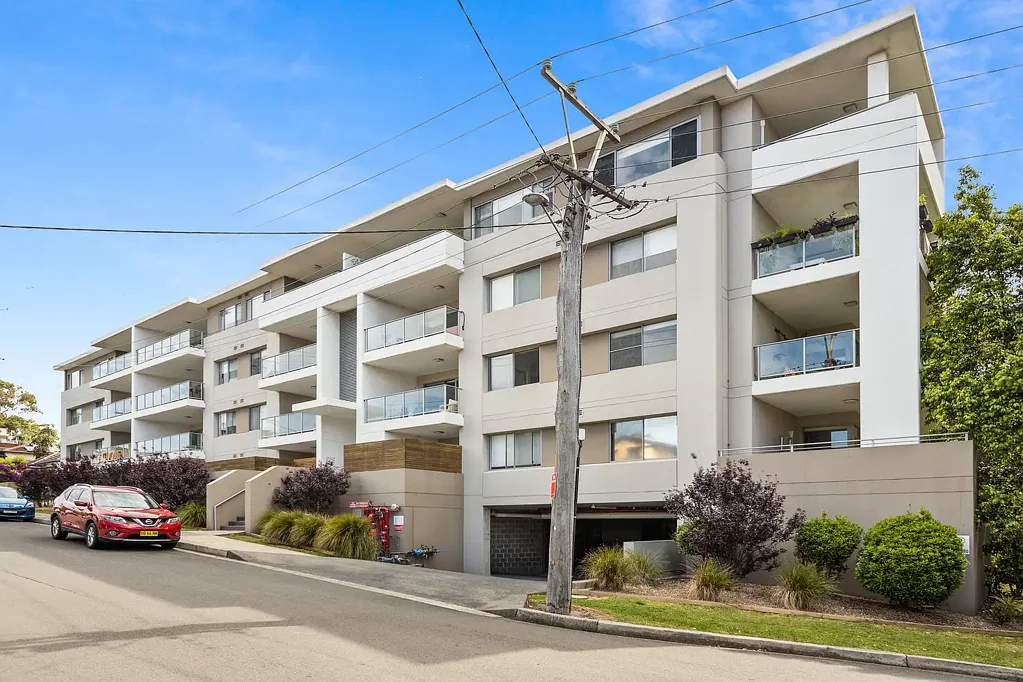 North Wollongong 1房 海滨瑰宝 一居室公寓 开放式布局 超大私人阳台 现代厨房 简洁白色 燃气灶 洗碗机 绿意盎然视野 户外用餐 卧室内置衣柜 吊扇 阳台通道 现代浴室 洗衣烘干机 安全楼宇 可视对讲机 地下停车位 Prime Beachside Sanctuary