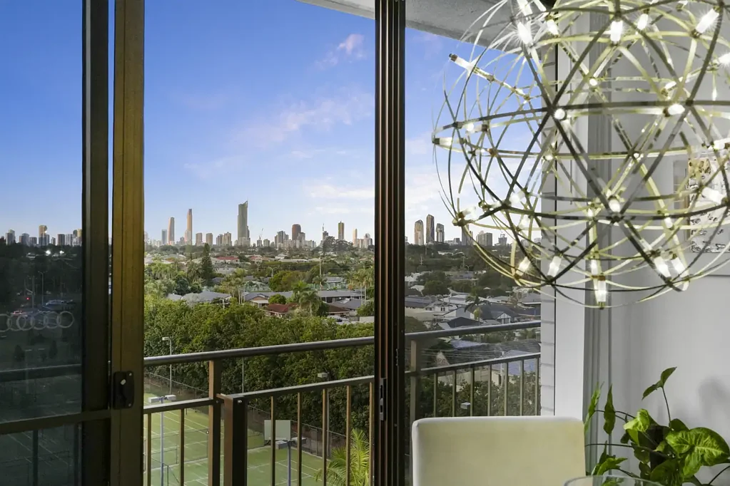 Clear Island Waters 2Zimmer Renovated North Facing Sub Penthouse with 270 Degree Views