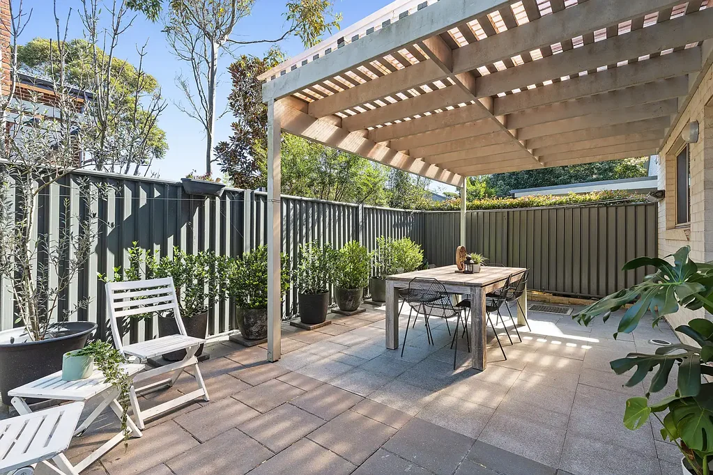 Berowra Heights 3房 便捷地点 低维护生活 现代两层联排 光亮地板 高级厨房 大型卧室 朝北主卧 阳台更衣室 独立卫浴 遮盖露台 成熟花园 家庭浴室 独立浴缸 空调分区 客人化妆间 储物空间 自动车库 内部通道 年轻家庭 空巢老人 热情社区 巴士便捷 步行商圈 Low Maintenance Living in Convenient Location
