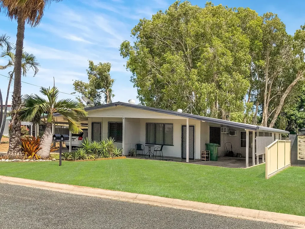 QUEENS BEACH UNIT WALKING DISTANCE TO THE GOLF CLUB $375PW