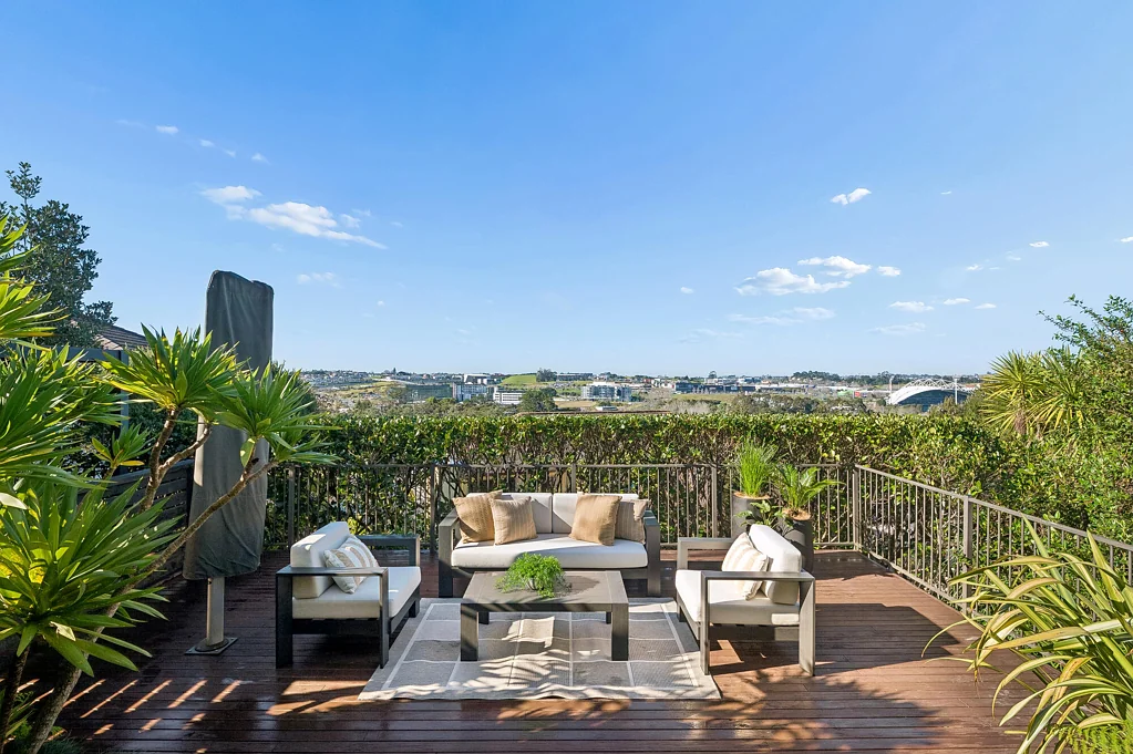 Albany Heights 3房  Soak up sun, enjoy views, love the large deck