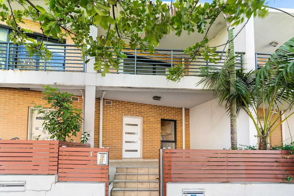 Marrickville 3 Bedroom Spacious townhouse with double tandem garage