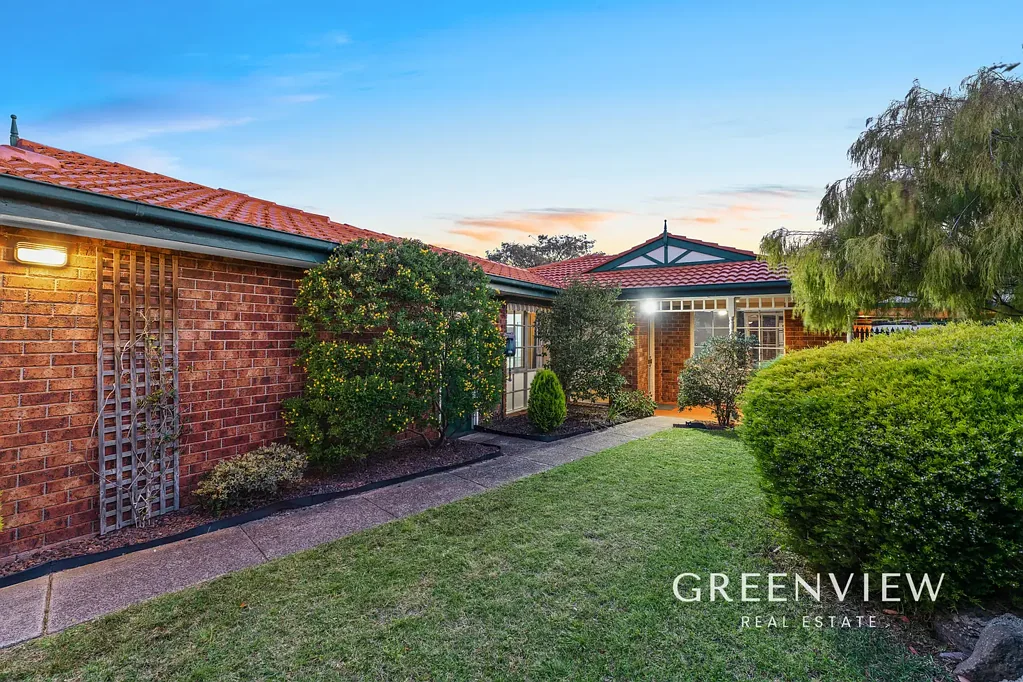 Cranbourne North 4Kwarto Spacious Family Living with Dual Garages on 672sqm