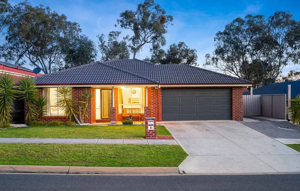 15 St Levans Place, Lavington, NSW 2641