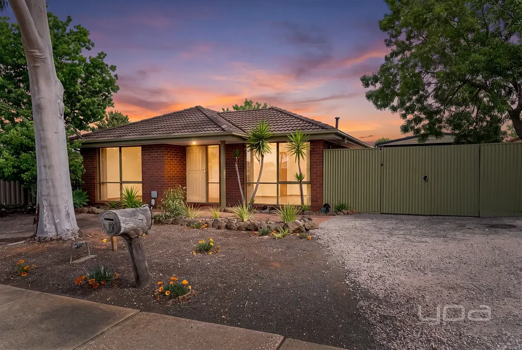 Kurunjang 3Kwarto LOOKING FOR THE PERFECT START WITH HUGE SIDE ACCESS AND A MASSIVE GARAGE? THEN LOOK NO FURTHER!!