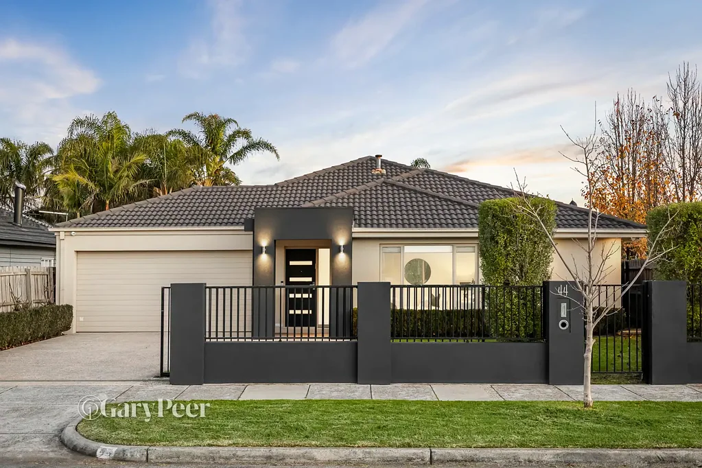 Bentleigh East 4غرفة نوم Expansive family living with poolside appeal